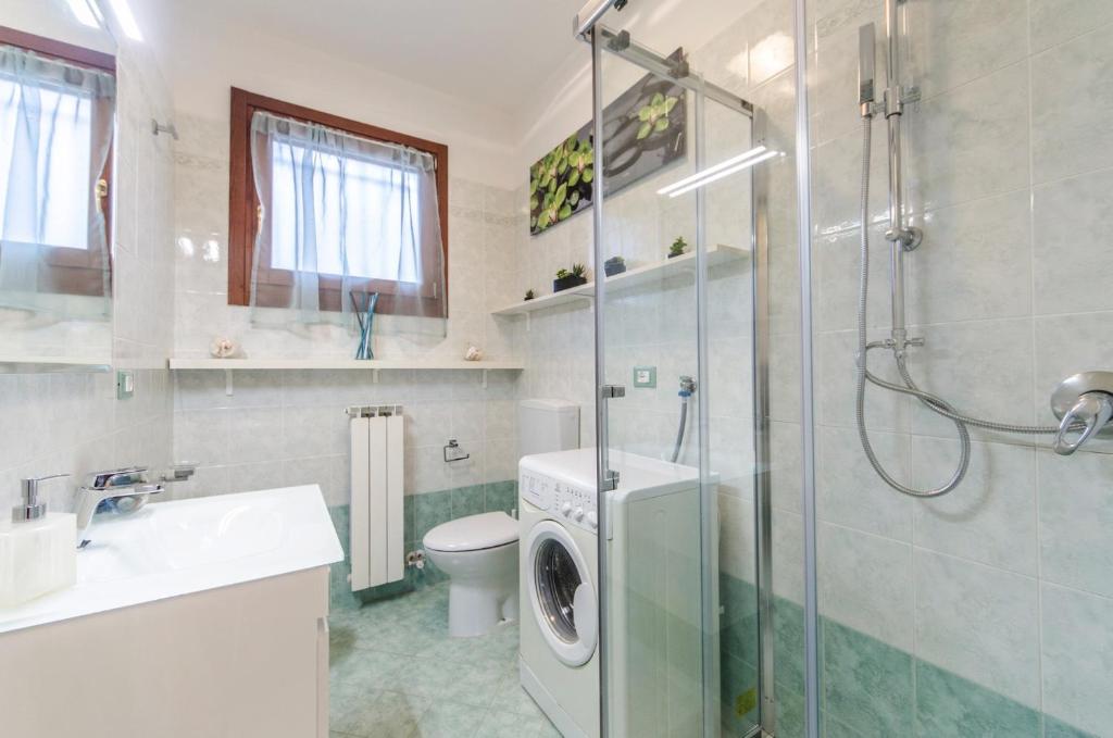 Ванная комната в Residence Villaggio dei Fiori con Piscina e Posto Spiaggia Incluso