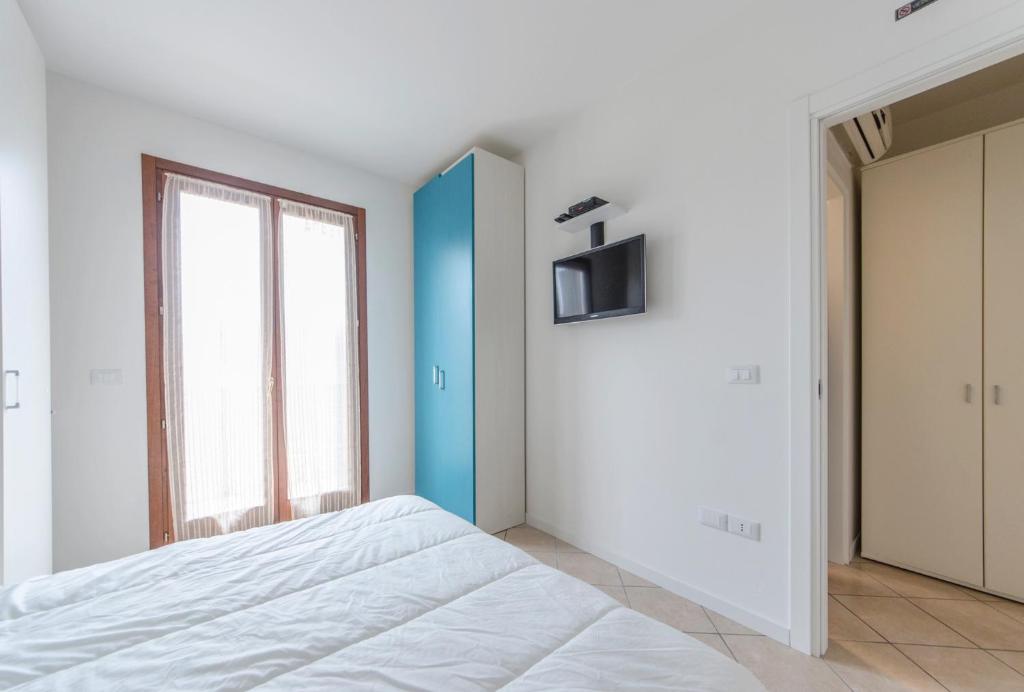 Телевизор и/или развлекательный центр в Residence Villaggio dei Fiori con Piscina e Posto Spiaggia Incluso