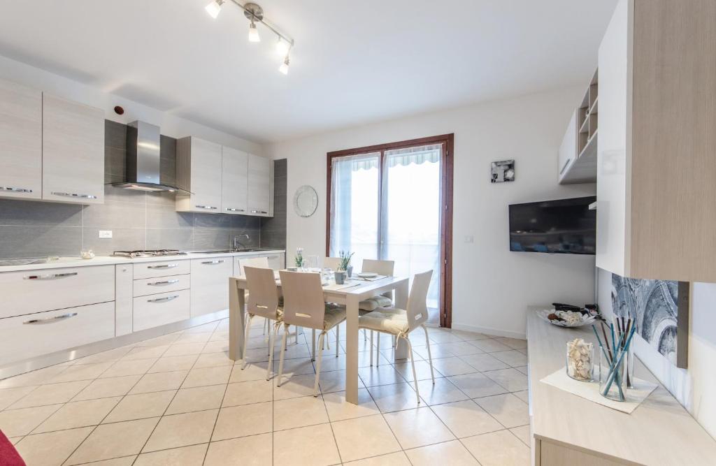 Кухня или мини-кухня в Residence Villaggio dei Fiori con Piscina e Posto Spiaggia Incluso
