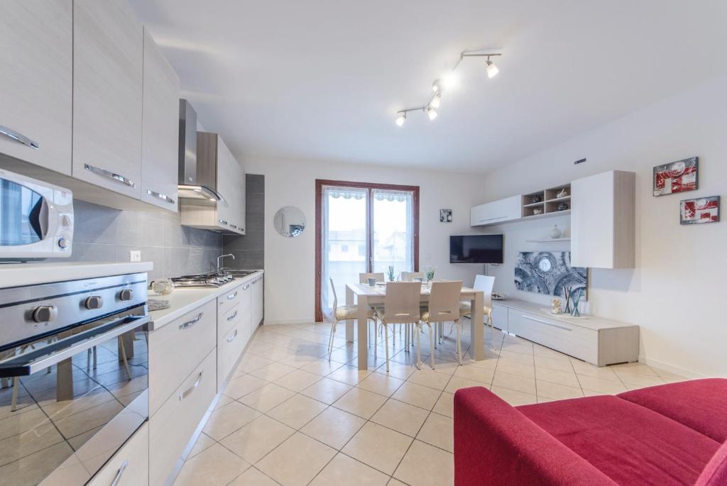 Кухня или мини-кухня в Residence Villaggio dei Fiori con Piscina e Posto Spiaggia Incluso
