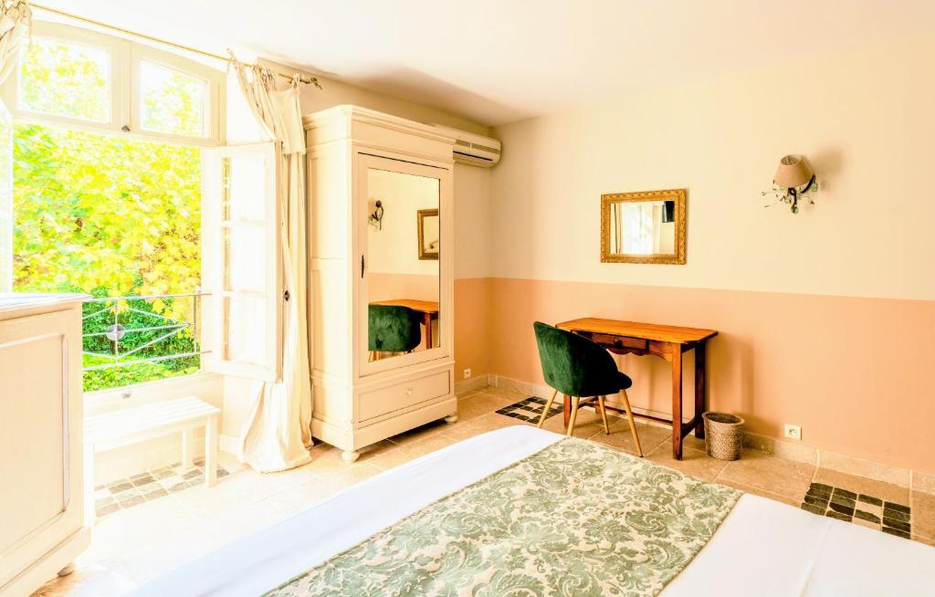 Postel nebo postele na pokoji v ubytování Hôtel Le Mas des Grès & Restaurant Sous les Platanes