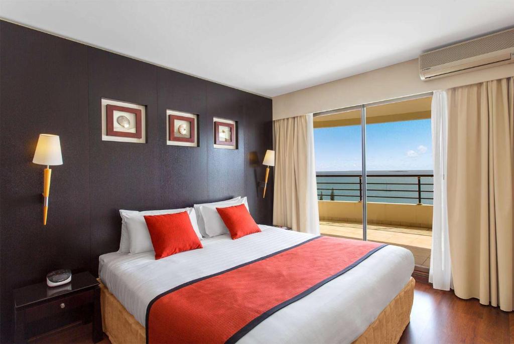 Letto o letti in una camera di Ramada Hotel & Suites by Wyndham Noumea