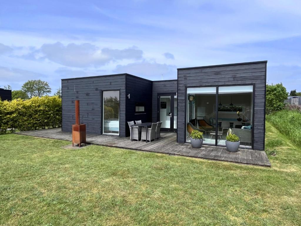 a black modular house with a backyard at Nieuw Noorderland - Ecohuisjes Terschelling in Midsland