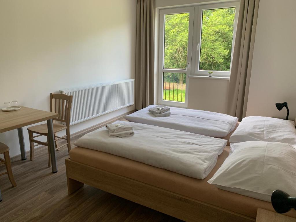 Postel nebo postele na pokoji v ubytování hotel Manětín