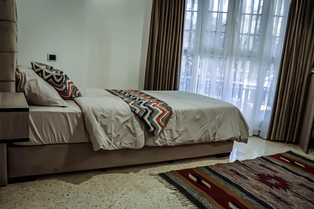 Postel nebo postele na pokoji v ubytování Celestia Boutique Inn - Boutique Stay Overlooking Jerash Ruins