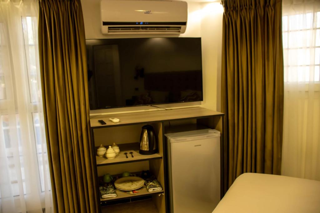 TV a/nebo společenská místnost v ubytování Celestia Boutique Inn - Boutique Stay Overlooking Jerash Ruins