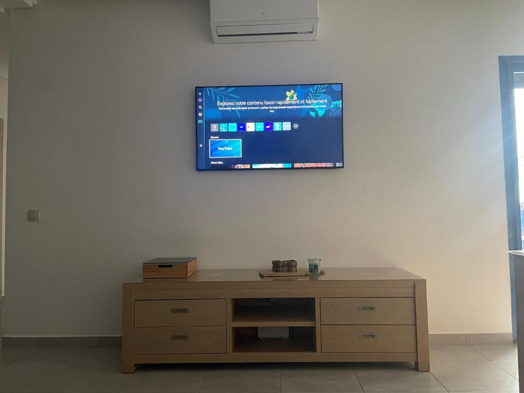 TV a/nebo společenská místnost v ubytování MARTIL COSTA MAR Appartement de Luxe