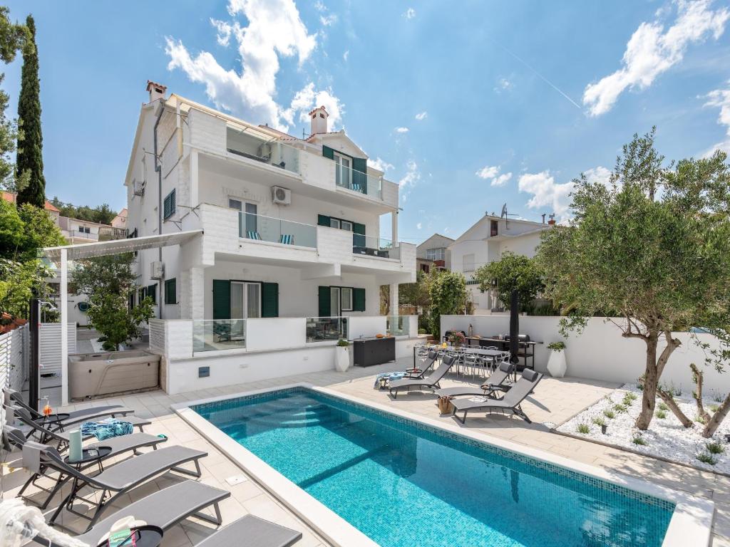 Apartment in Slatine with Terrace