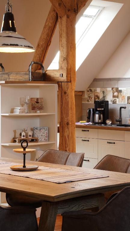 Una cocina con una mesa de madera en una habitación. en Ferienwohnung Alte Schule Chorin Schorfheide, en Chorin