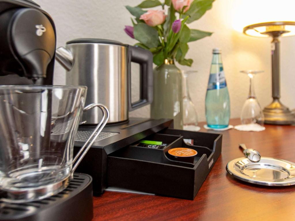 Příslušenství pro přípravu čaje a kávy v ubytování Mercure Hotel Frankfurt Airport Langen