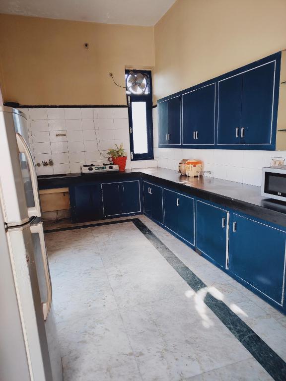 Kuchyň nebo kuchyňský kout v ubytování Shantiniketan 2 BHK Homestay in Ayodhya
