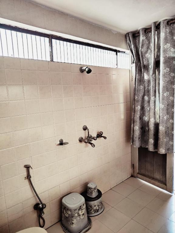 Koupelna v ubytování Shantiniketan 2 BHK Homestay in Ayodhya