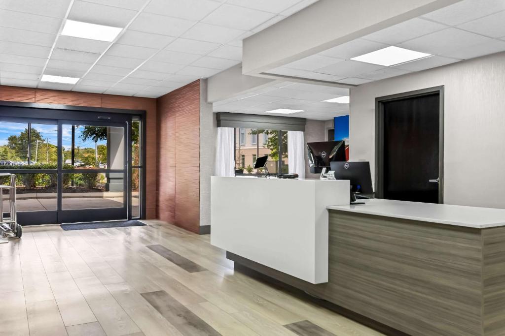 an office with a reception desk with a view at Clarion Pointe Franklin - Nashville Area in Franklin