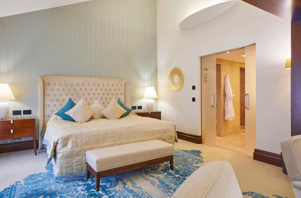 Postel nebo postele na pokoji v ubytování Hilton Frankfurt Gravenbruch