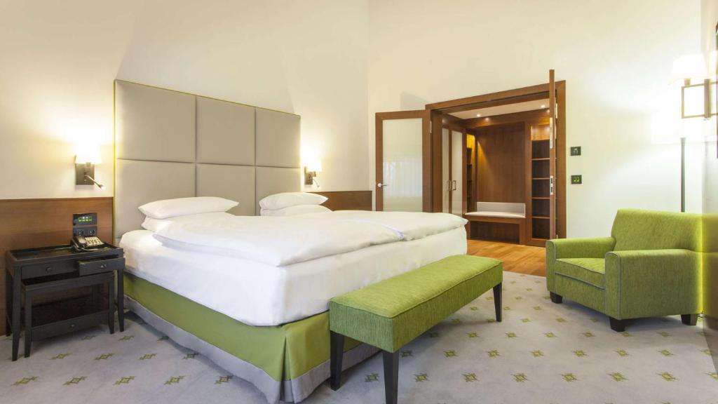Postel nebo postele na pokoji v ubytování Hilton Frankfurt Gravenbruch