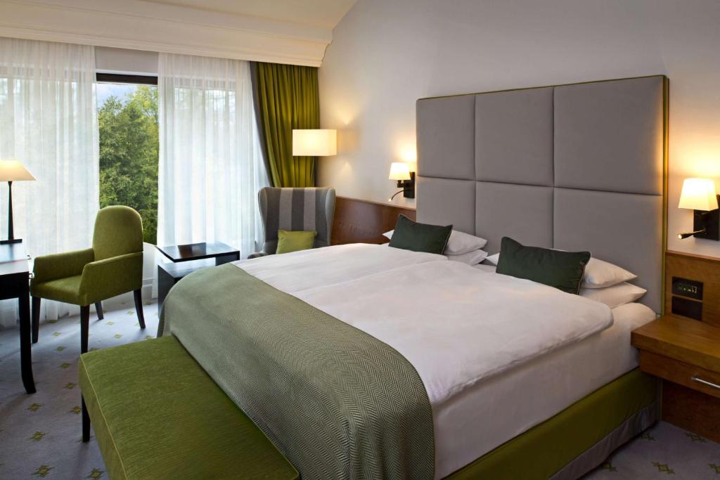 Postel nebo postele na pokoji v ubytování Hilton Frankfurt Gravenbruch