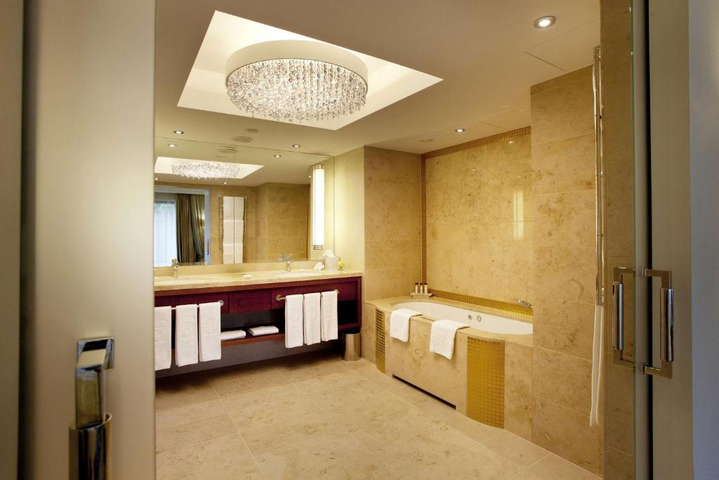 Koupelna v ubytování Hilton Frankfurt Gravenbruch