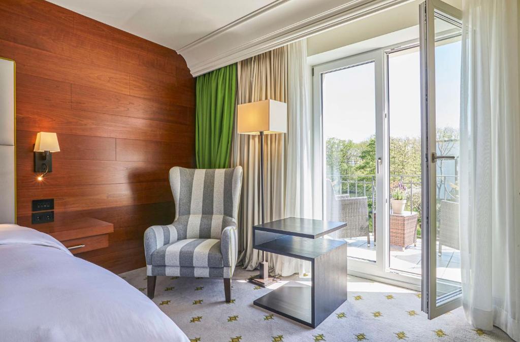 Postel nebo postele na pokoji v ubytování Hilton Frankfurt Gravenbruch