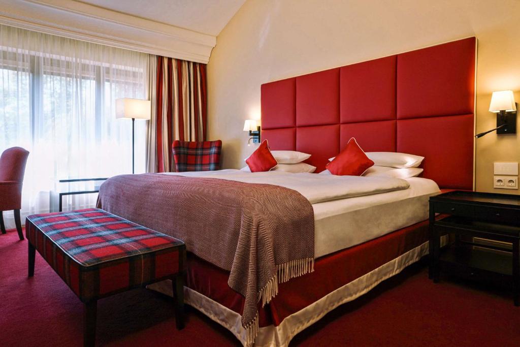 Postel nebo postele na pokoji v ubytování Hilton Frankfurt Gravenbruch