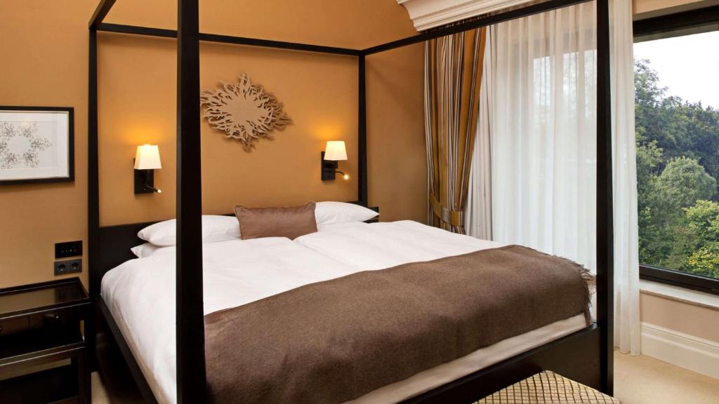 Postel nebo postele na pokoji v ubytování Hilton Frankfurt Gravenbruch