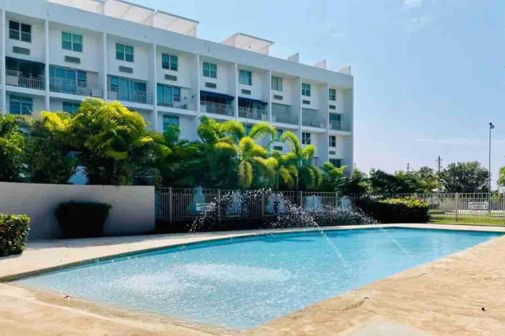 a swimming pool in front of a building at Ubicación genial a 3 minutos de combate Beach in El Combate