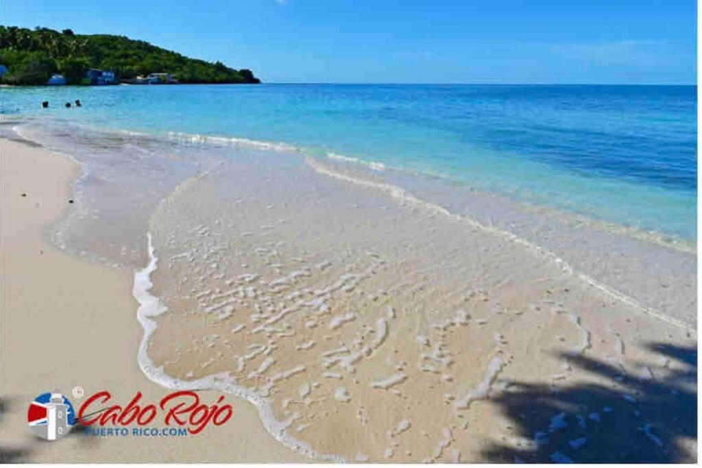 a sandy beach with the ocean in the background at Ubicación genial a 3 minutos de combate Beach in El Combate