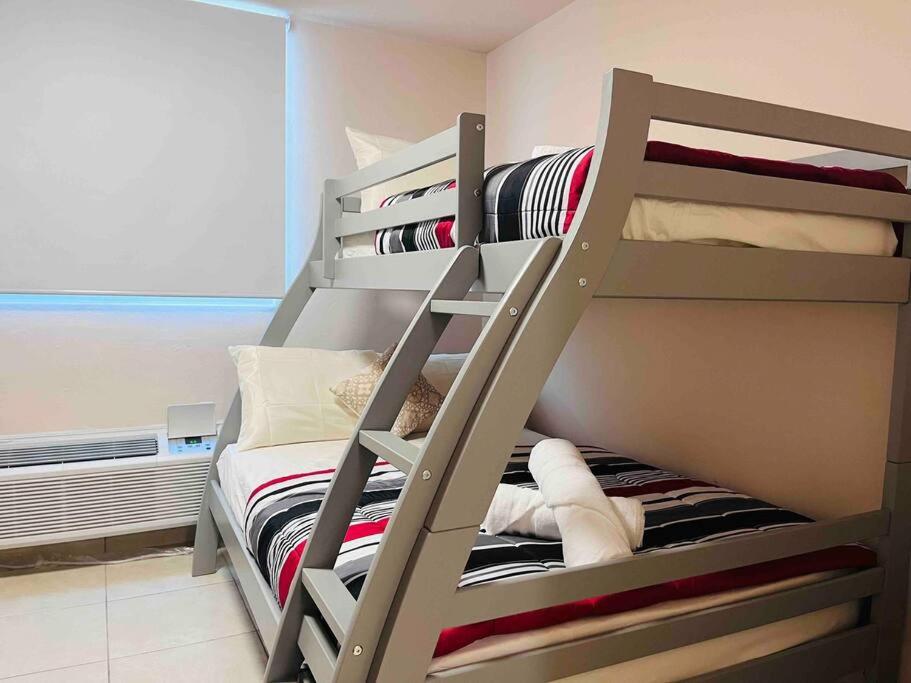 a bedroom with two bunk beds and a bed at Ubicación genial a 3 minutos de combate Beach in El Combate