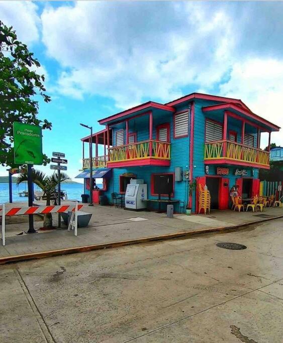 a colorful building on the side of the beach at Ubicación genial a 3 minutos de combate Beach in El Combate
