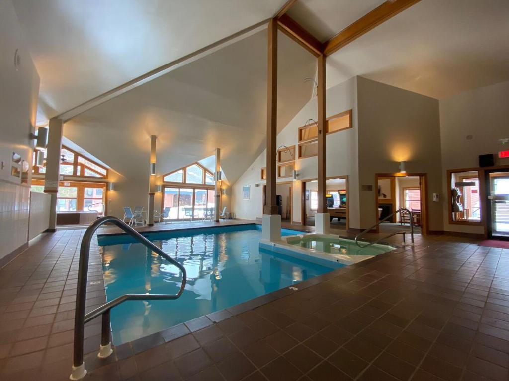 Πισίνα στο ή κοντά στο Trail Creek 64 - 1 BR with Loft, Ski Home Trail, Bus, Hot Tub, Pool!