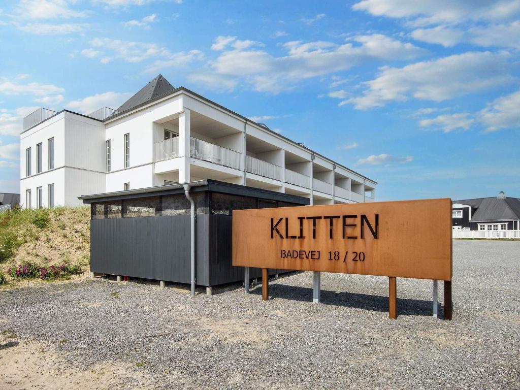 ein weißes Gebäude mit einem Schild davor in der Unterkunft 4 person holiday home in Ringkøbing-By Traum in Ringkøbing