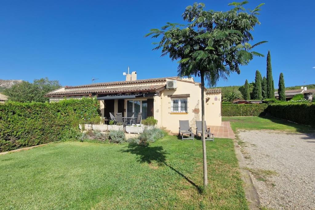 a small house with a tree in the yard at Palmeres in Torroella de Montgrí