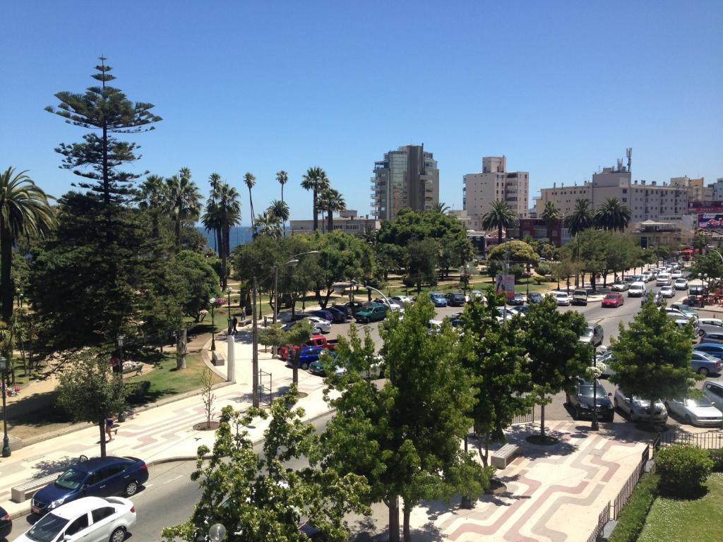 a city street with cars parked in a parking lot at Apartamento San Martin in Viña del Mar