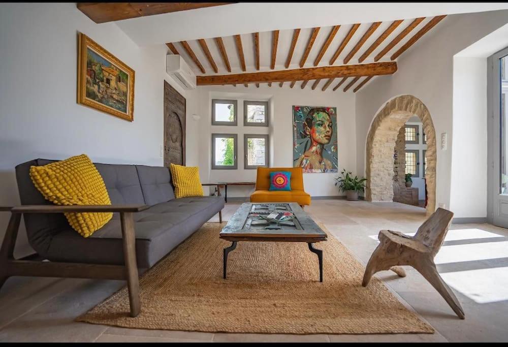 un salon avec un canapé et une table dans l'établissement Maison d'exception au cœur de Goult, à Goult