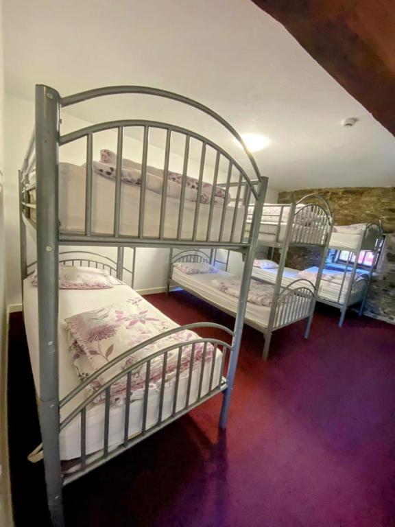 Posteľ alebo postele v izbe v ubytovaní Old Mill Holiday Hostel