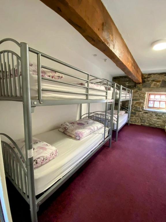 Posteľ alebo postele v izbe v ubytovaní Old Mill Holiday Hostel