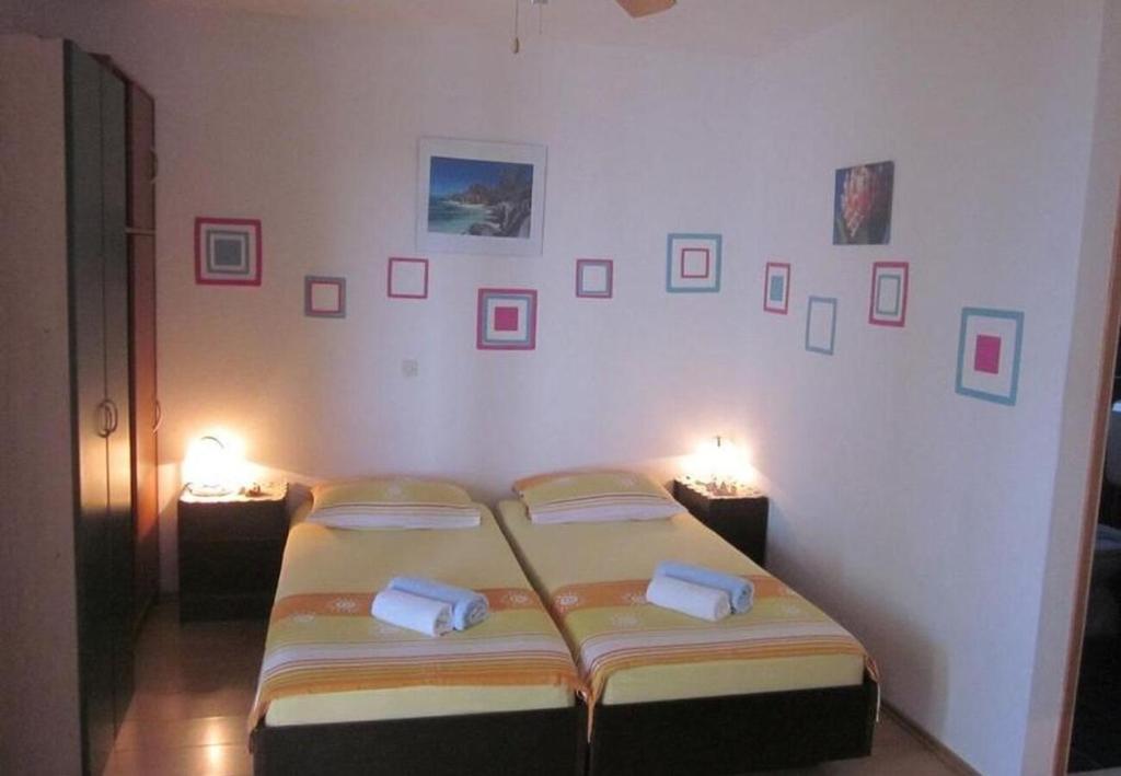 sypialnia z łóżkiem z 2 lampami w obiekcie Apartments and Room Dar w Hvarze