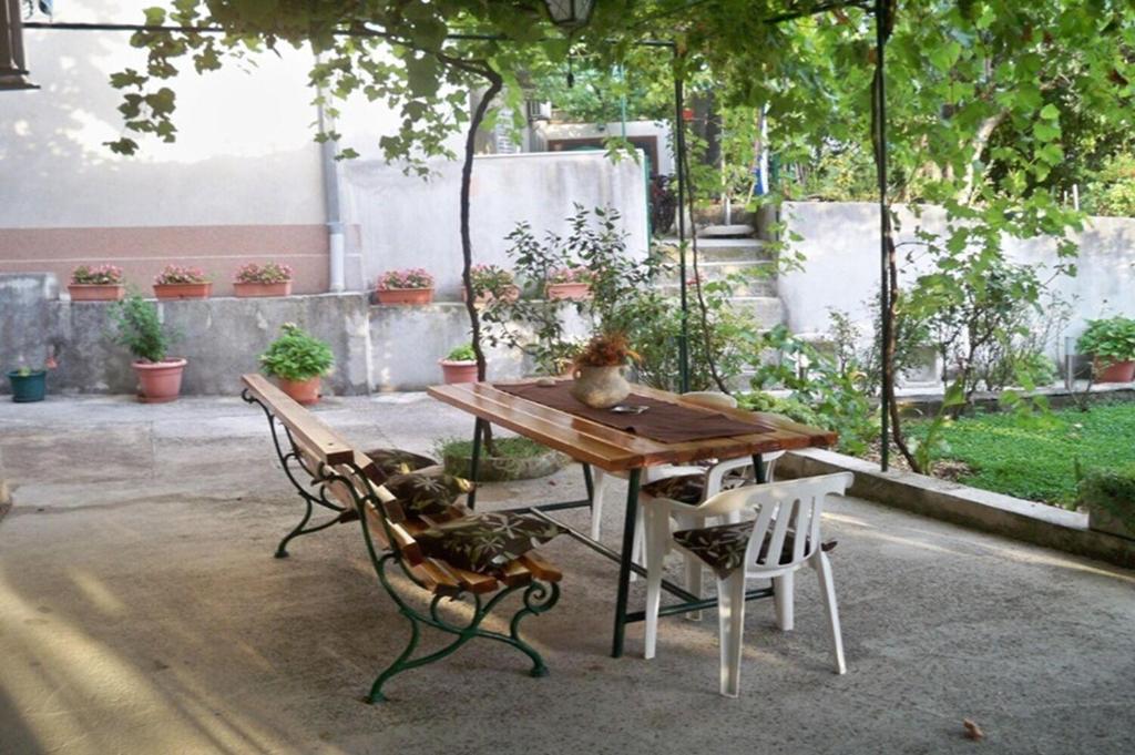 Vonkajšia záhrada v ubytovaní Apartments Sini