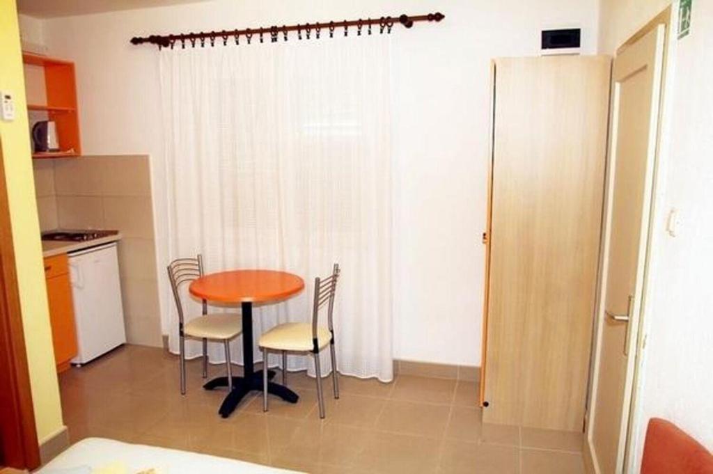 Kuchyňa alebo kuchynka v ubytovaní Apartments Sini