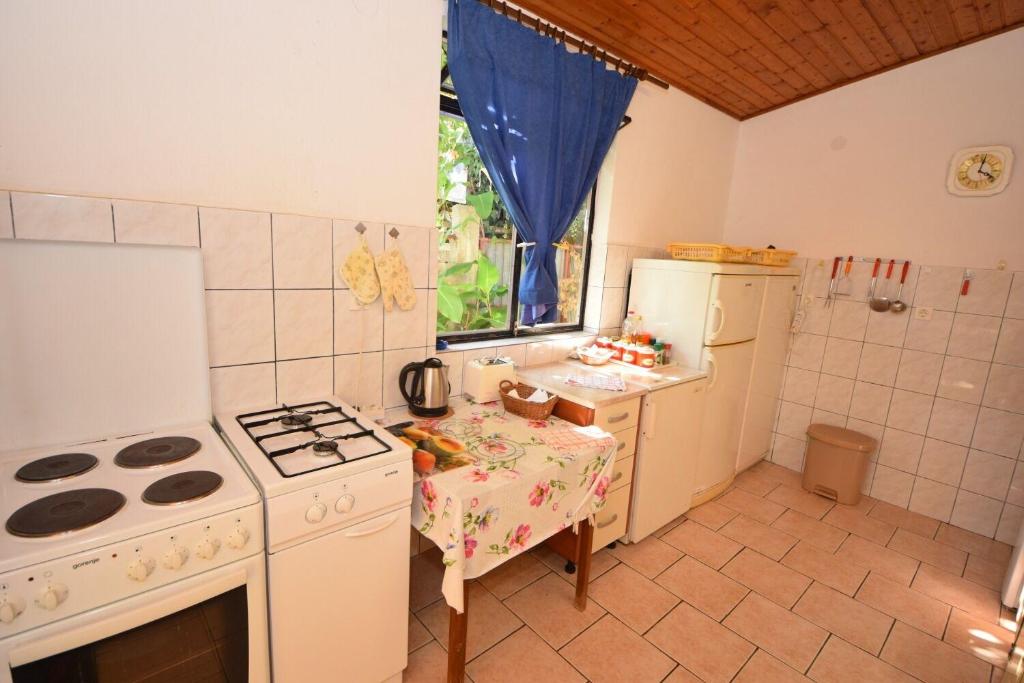 Kuchyňa alebo kuchynka v ubytovaní Rooms Smilje