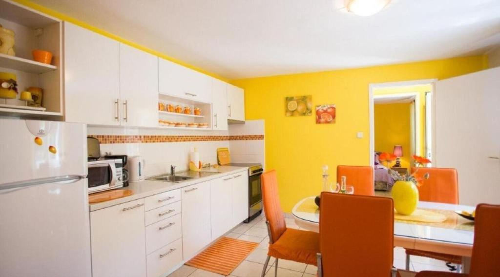 Kuchyňa alebo kuchynka v ubytovaní Apartment Zelja