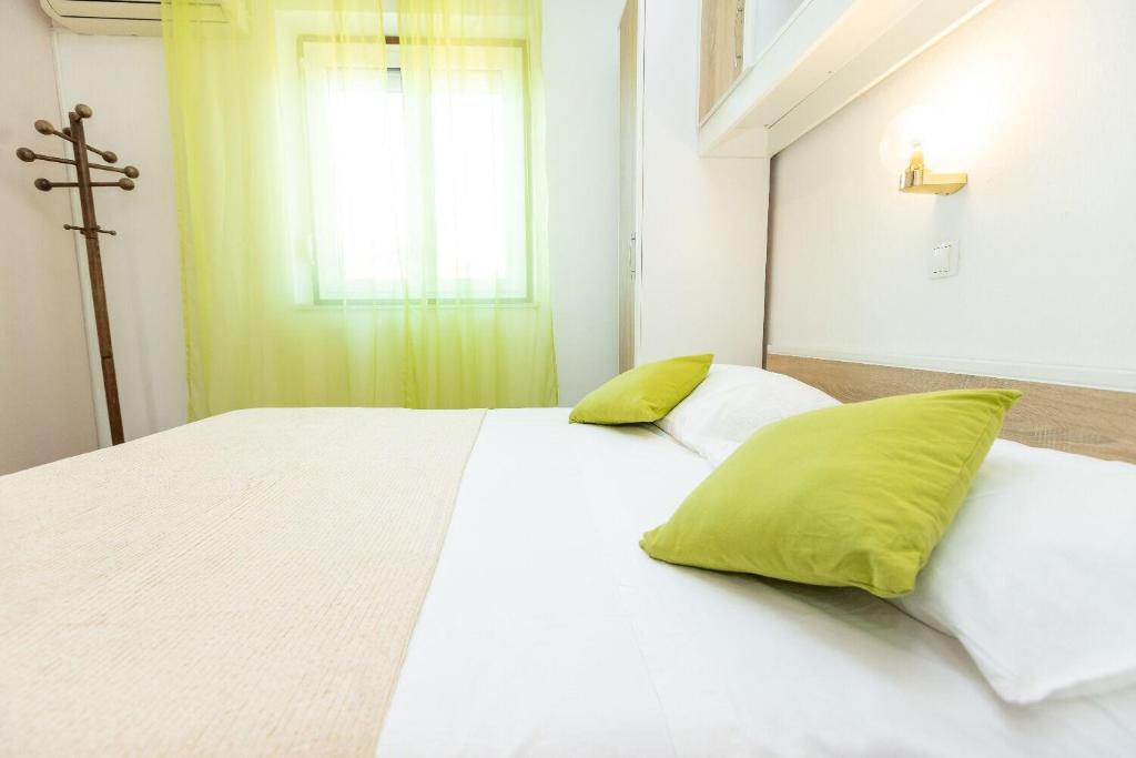 Postel nebo postele na pokoji v ubytování Apartments Vesna