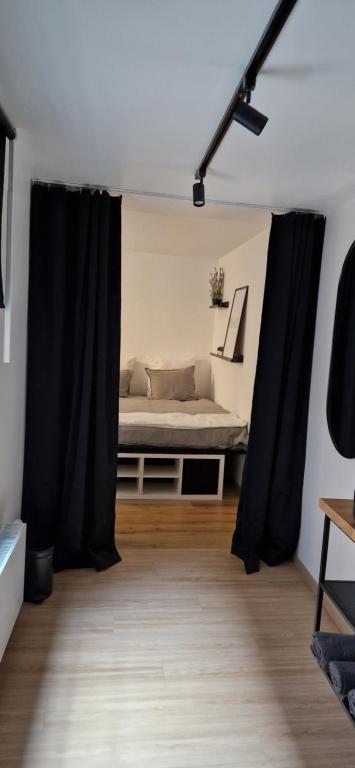 Postel nebo postele na pokoji v ubytování Charleroi Cozy Home
