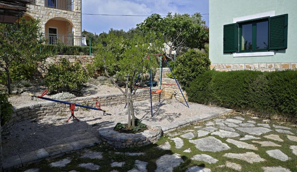 Plac zabaw dla dzieci w obiekcie Apartments Toni