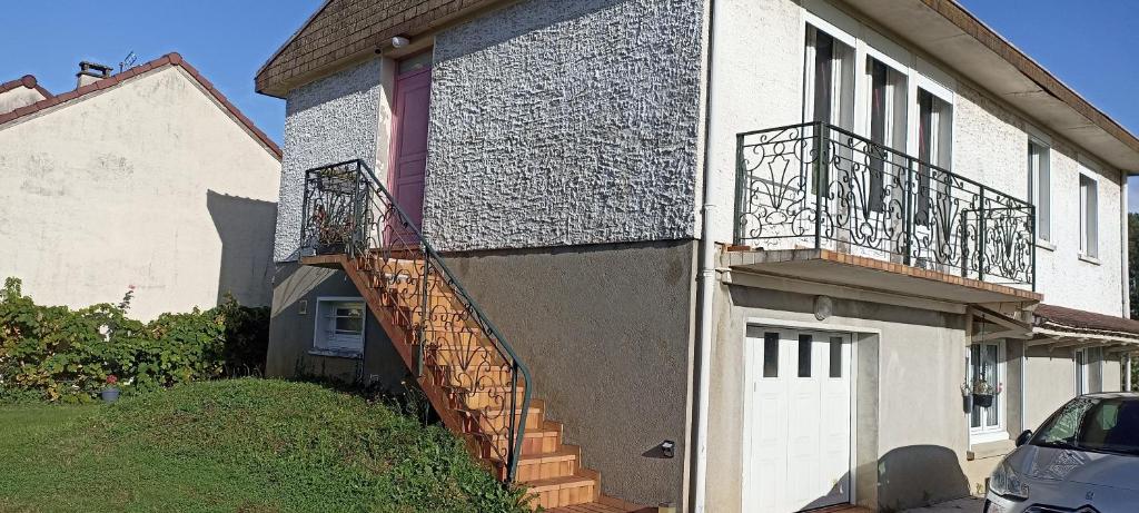 Το κτήριο όπου στεγάζεται  το διαμέρισμα