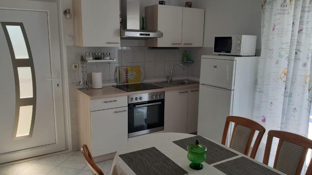 Kuchyň nebo kuchyňský kout v ubytování House More