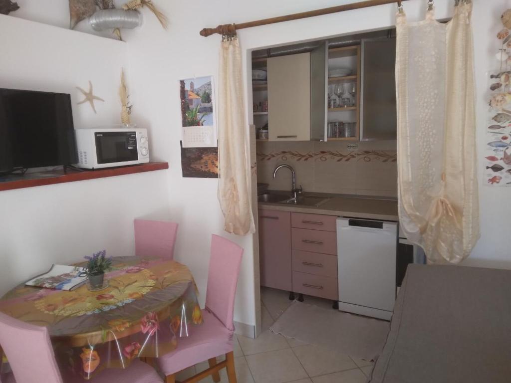 Kuchyň nebo kuchyňský kout v ubytování Apartments Roki