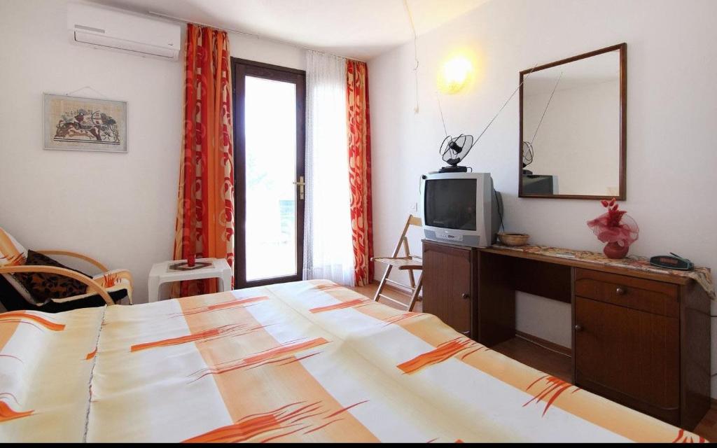 Televízia a/alebo spoločenská miestnosť v ubytovaní Apartments Emily
