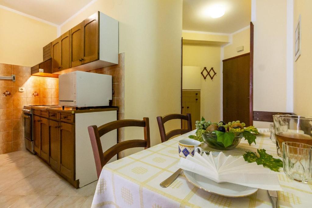 Kuchyň nebo kuchyňský kout v ubytování Apartments Mir