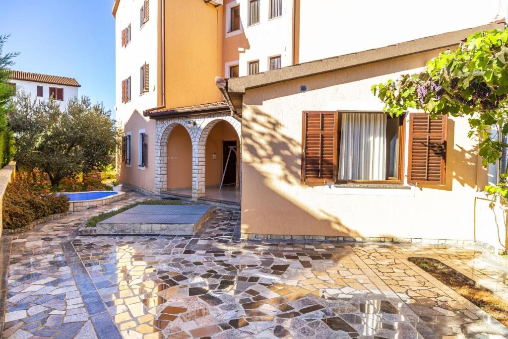 Budova, kde se apartmán nachází