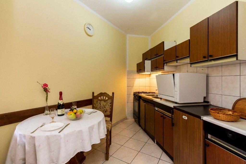 Kuchyň nebo kuchyňský kout v ubytování Apartments Mir